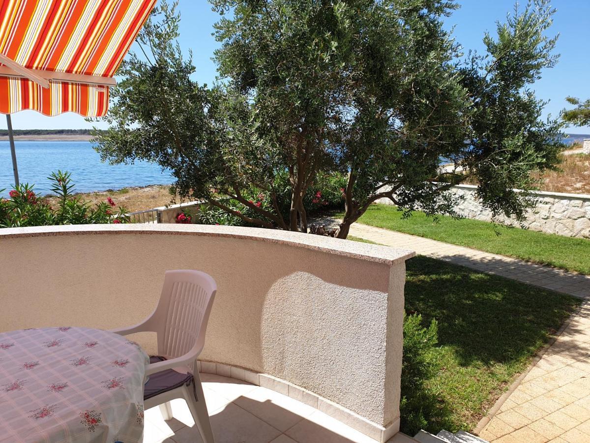 Summertime apartmani Povljana Bagian luar foto
