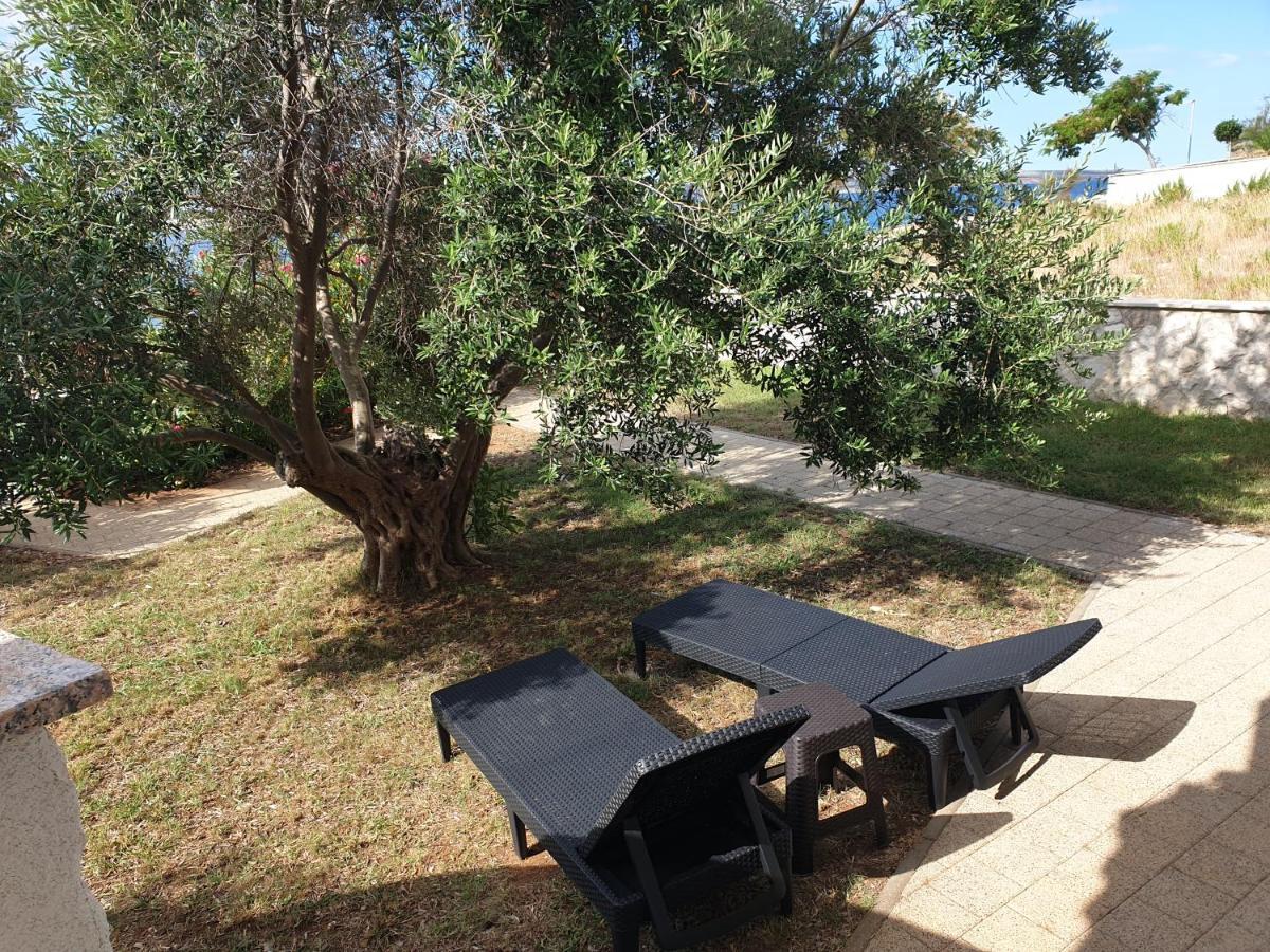 Summertime apartmani Povljana Bagian luar foto